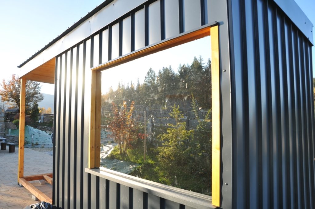 sauna ogrodowa - zastosowano blachę na ścianach w celu ochrony przed silnym wiatrem